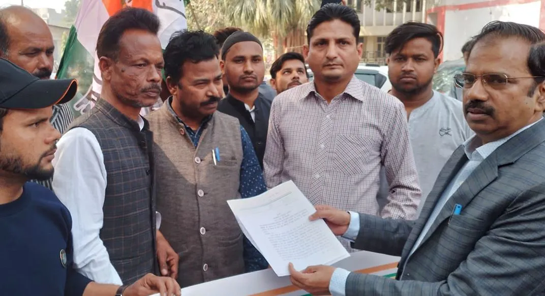 शाहजहांपुर: बांदा के धार्मिक स्थल पर तोड़फोड़ से फूटा गुस्सा, प्रदर्शन कर सौंपा ज्ञापन 