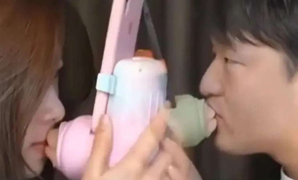 आ गई Kiss Device... अब दूर रहकर भी करें अपने पार्टनर को रियल वाला किस 