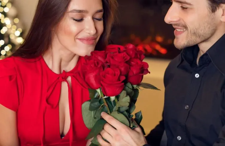 Rose Day Special: रोज डे पर न करें ये गलतियां, किसको दें कौन से रंग का गुलाब, जानें इतिहास