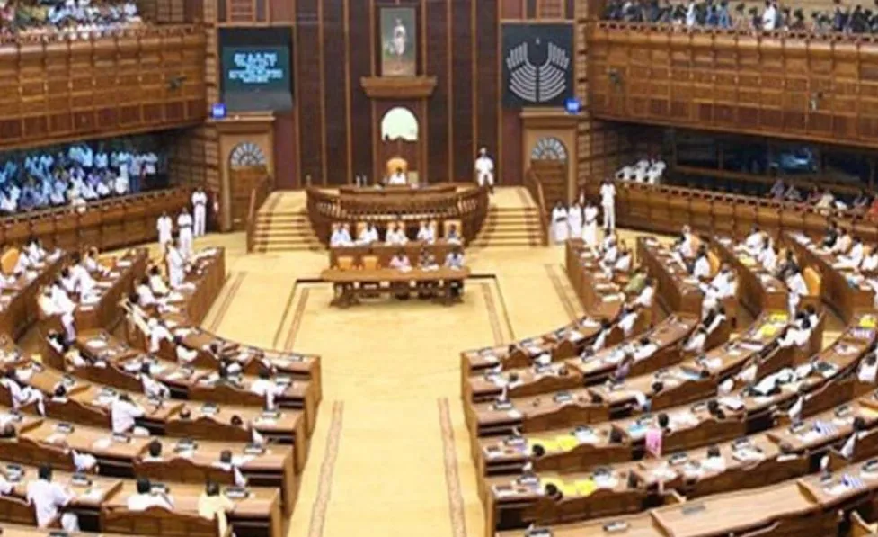 UDF विधायकों का केरल विधानसभा में हंगामा, सदन की कार्यवाही स्थगित 