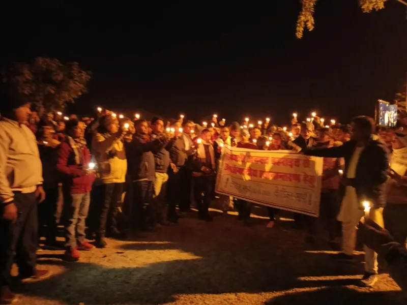 बहराइच : अंतर्जनपदीय स्थानान्तरण की मांग को लेकर शिक्षकों ने निकाला कैंडल मार्च