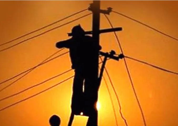 बरेली: शहर से लेकर देहात तक हटेंगे जर्जर और झूलते बिजली के तार, विभाग करा रहा सर्वे