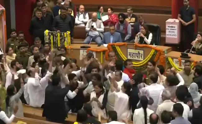 AAP और BJP पार्षदों के हंगामे के बीच MCD सदन की कार्यवाही दिन भर के लिए स्थगित 