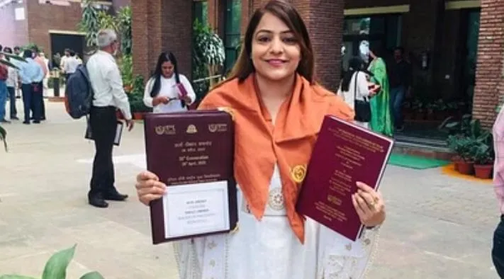 दिल्ली मेयर शैली ओबेरॉय हैं डीयू की प्रोफेसर, IAS की आजीवन सदस्य और विभिन्न राष्ट्रीय व अंतरराष्ट्रीय पुरस्कार से सम्मानित