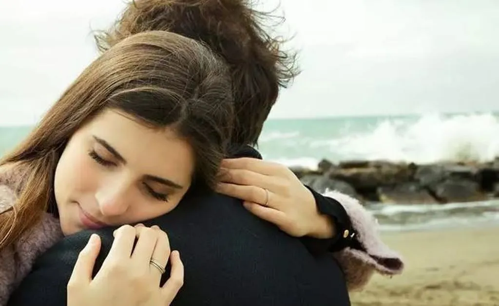 Hug Day 2023: पार्टनर को पहली बार हग करने में हो रही है हिचकिचाहट, इन बातों को ध्यान में रखकर गले लगाकर करें प्यार का इजहार