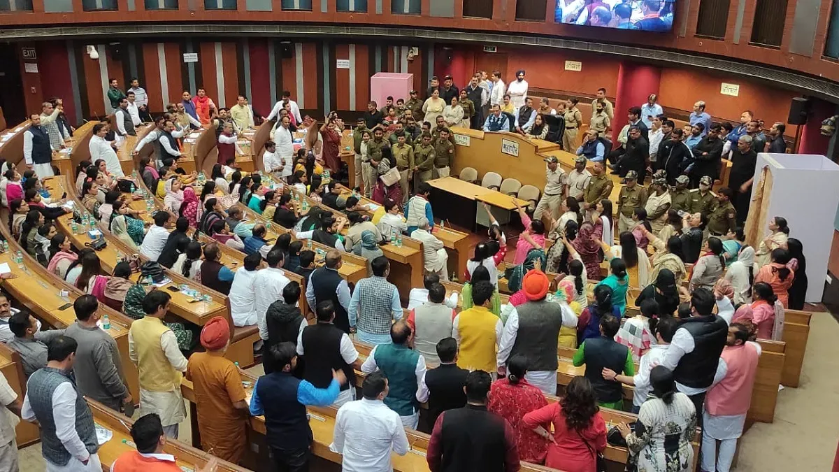 दिल्ली: MCD में चले लात-घूंसे, एक मत अवैध घोषित करने पर भड़का मामला 