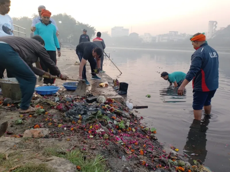 लखनऊ : गोमती से निकाला दस क्विंटल कचरा