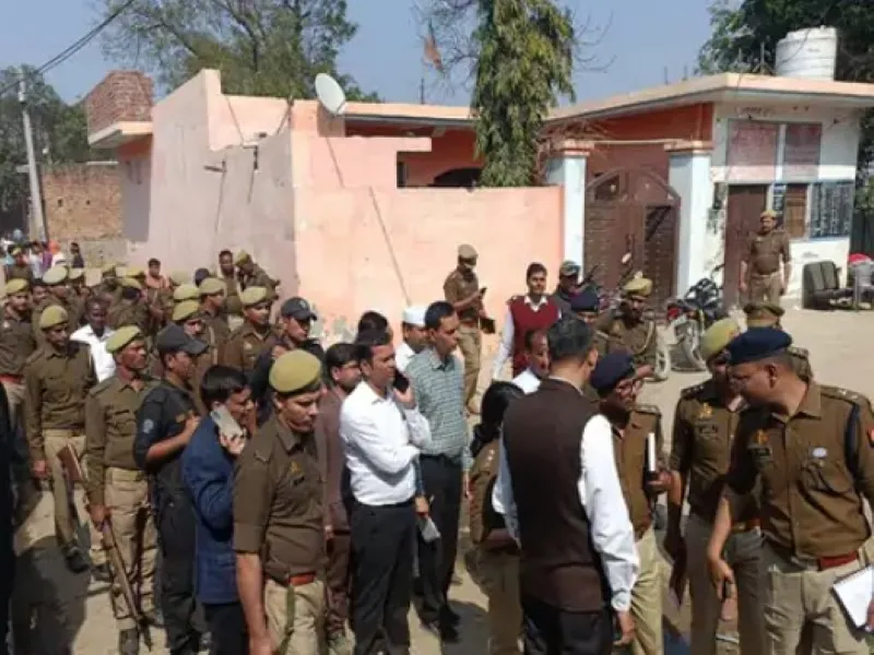 बुलंदशहर : जमीन विवाद में दो समुदायों के बीच चली कई राउंड गोली, तीन सगे भाई समेत 4 लोगों की हालत गंभीर, गांव में तनाव