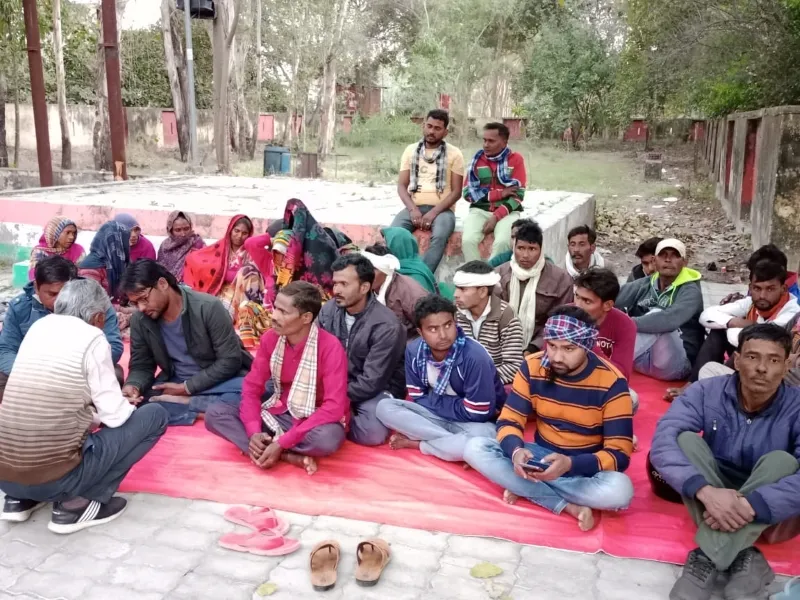रायबरेली : गोशाला में अव्यवस्था, धरने पर बैठे मजदूर 