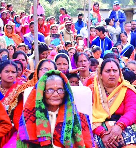 चम्पावत में आयोजित सभा में मौजूद ग्रामीण।