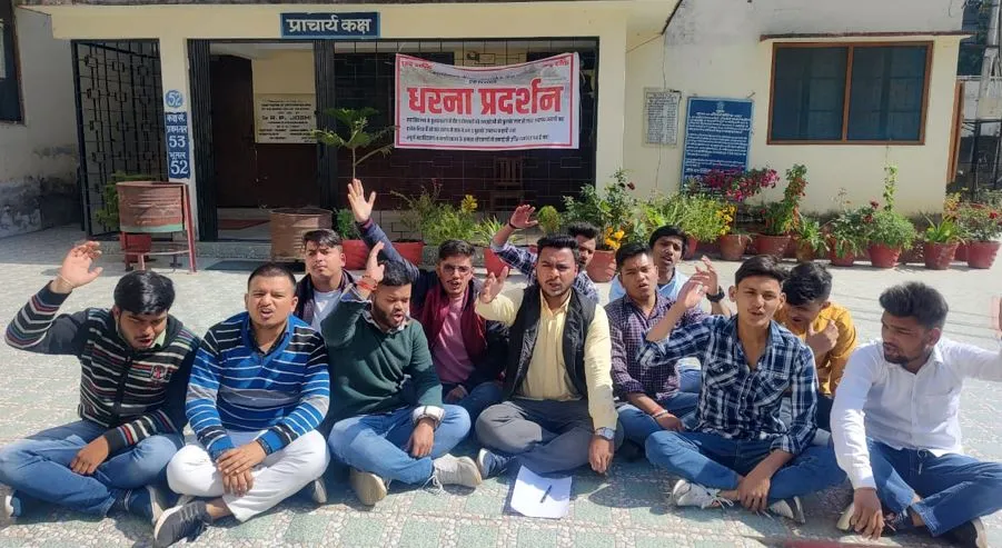 हल्द्वानीः पुस्तकों के लिए धरना, तो कब होगा छात्रों का पढ़ना 