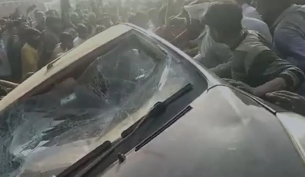 कासगंज: मोहनपुरा मटरमंडी में किसानों का उपद्रव, व्यापारी पर जानलेवा हमला