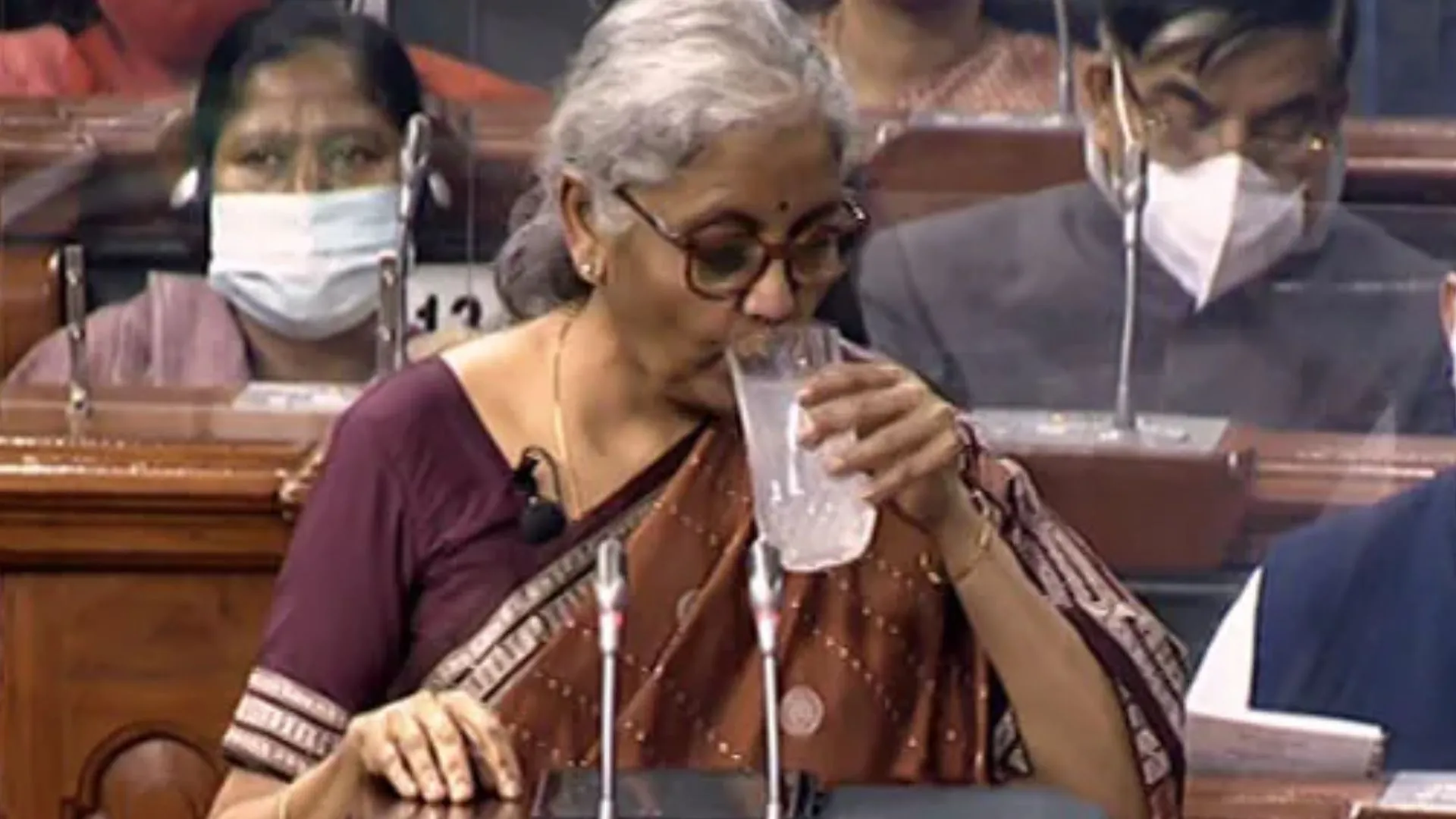 Budget : जब बजट भाषण पढ़ते-पढ़ते वित्त मंत्री निर्मला सीतारमण की बिगड़ गई तबियत