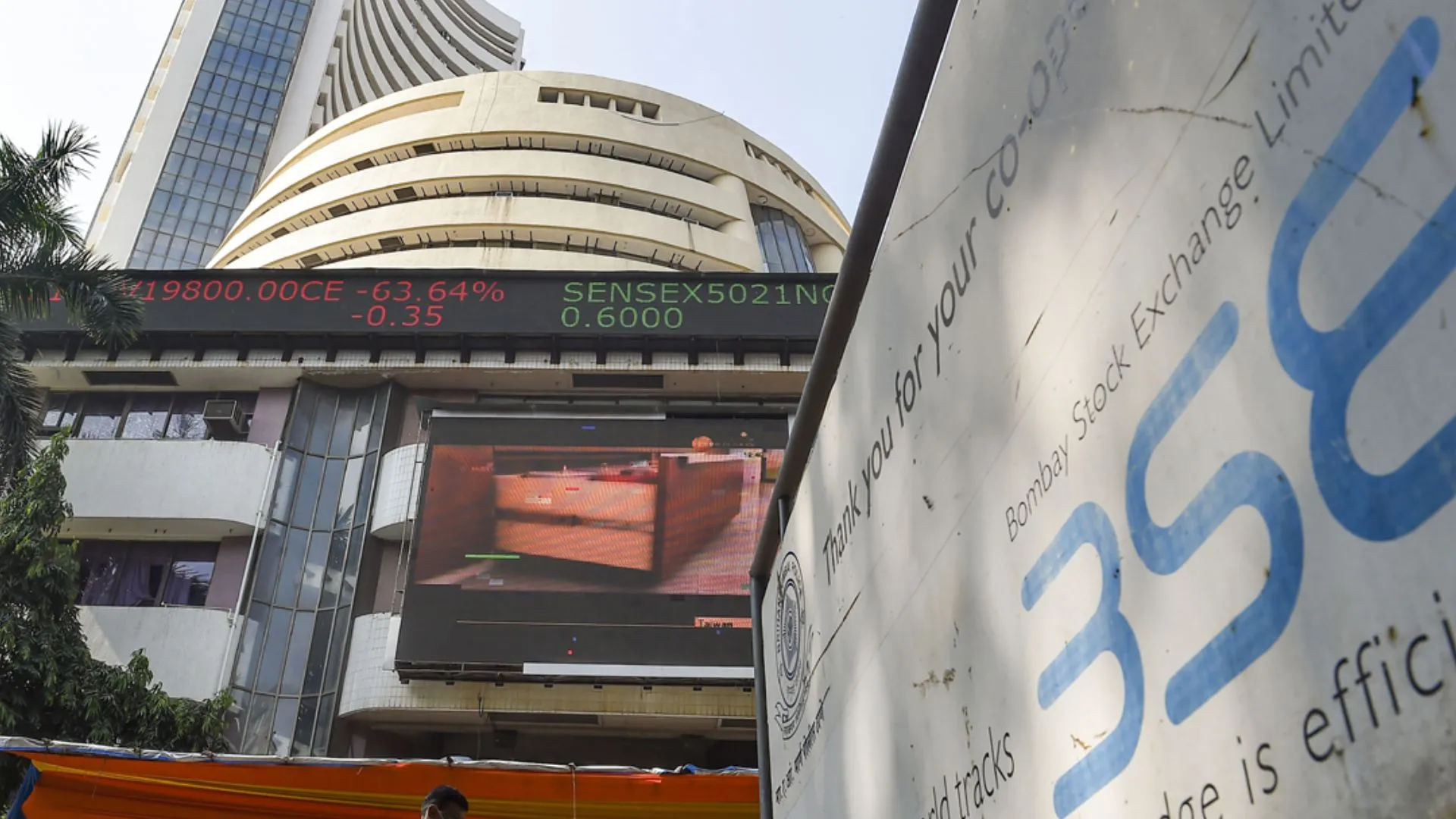 Share Market : अडाणी की कंपनियों के शेयरों मे सुबह के कारोबार में गिरावट, सेंसेक्स-निफ्टी कमजोर, रुपया भी 17 पैसे टूटा