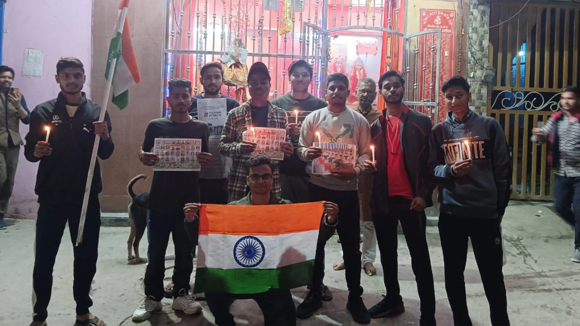 बरेली : पुलवामा आतंकी हमले के शहीदों को दी श्रद्धांजलि, कैंडल मार्च निकालकर लगाए भारत माता की जय के नारे