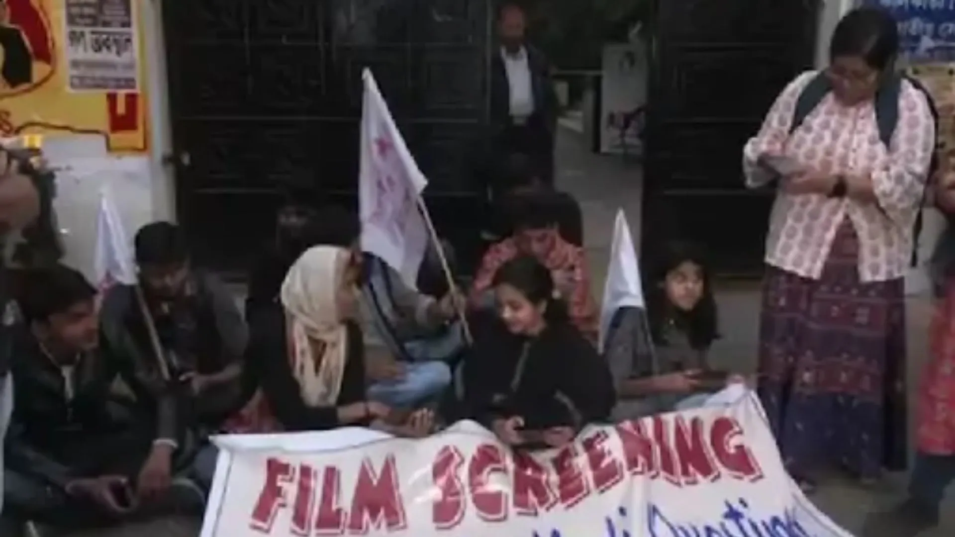 कोलकाता यूनिवर्सिटी में BBC की बैन डॉक्यूमेंट्री की स्क्रीनिंग, SFI ने सड़क पर बनाया मंच