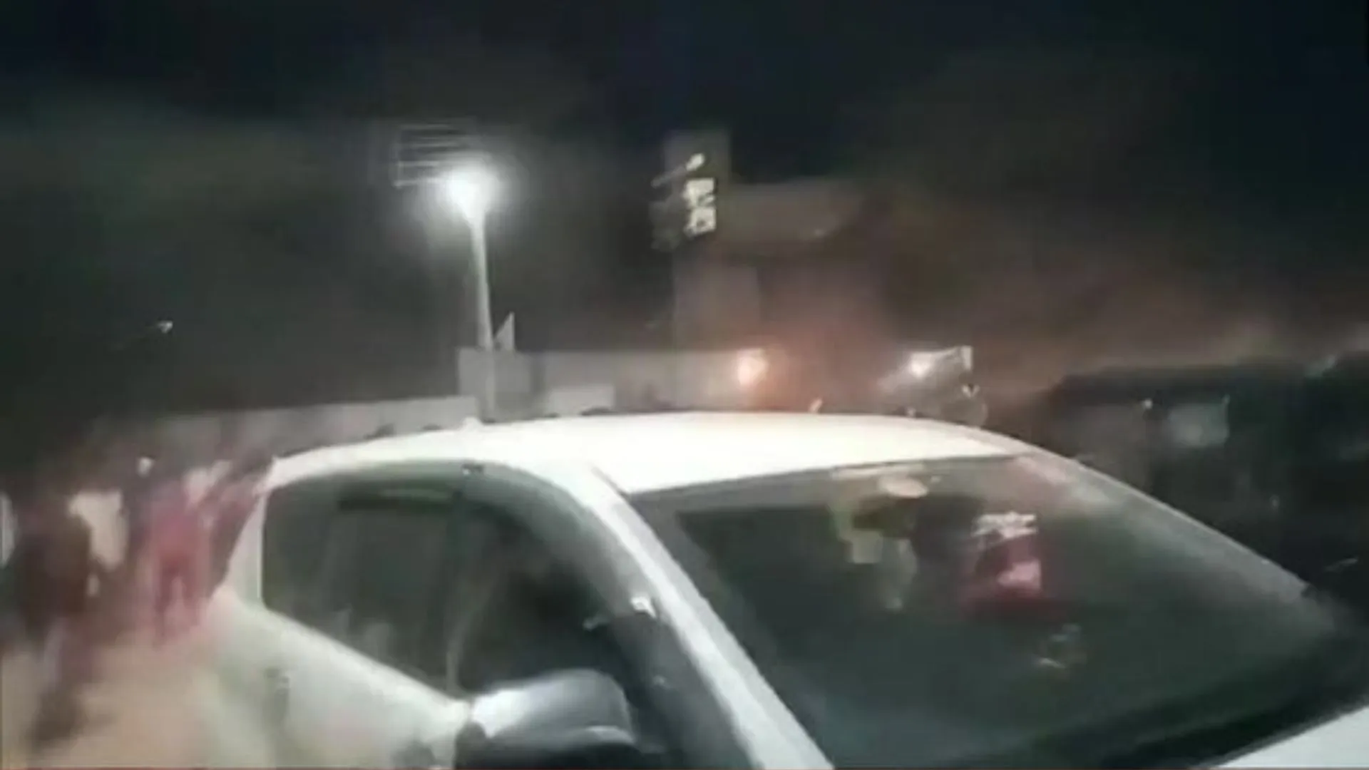 शिवसेना की शिव संवाद यात्रा के दौरान आदित्य ठाकरे के काफिले पर पथराव