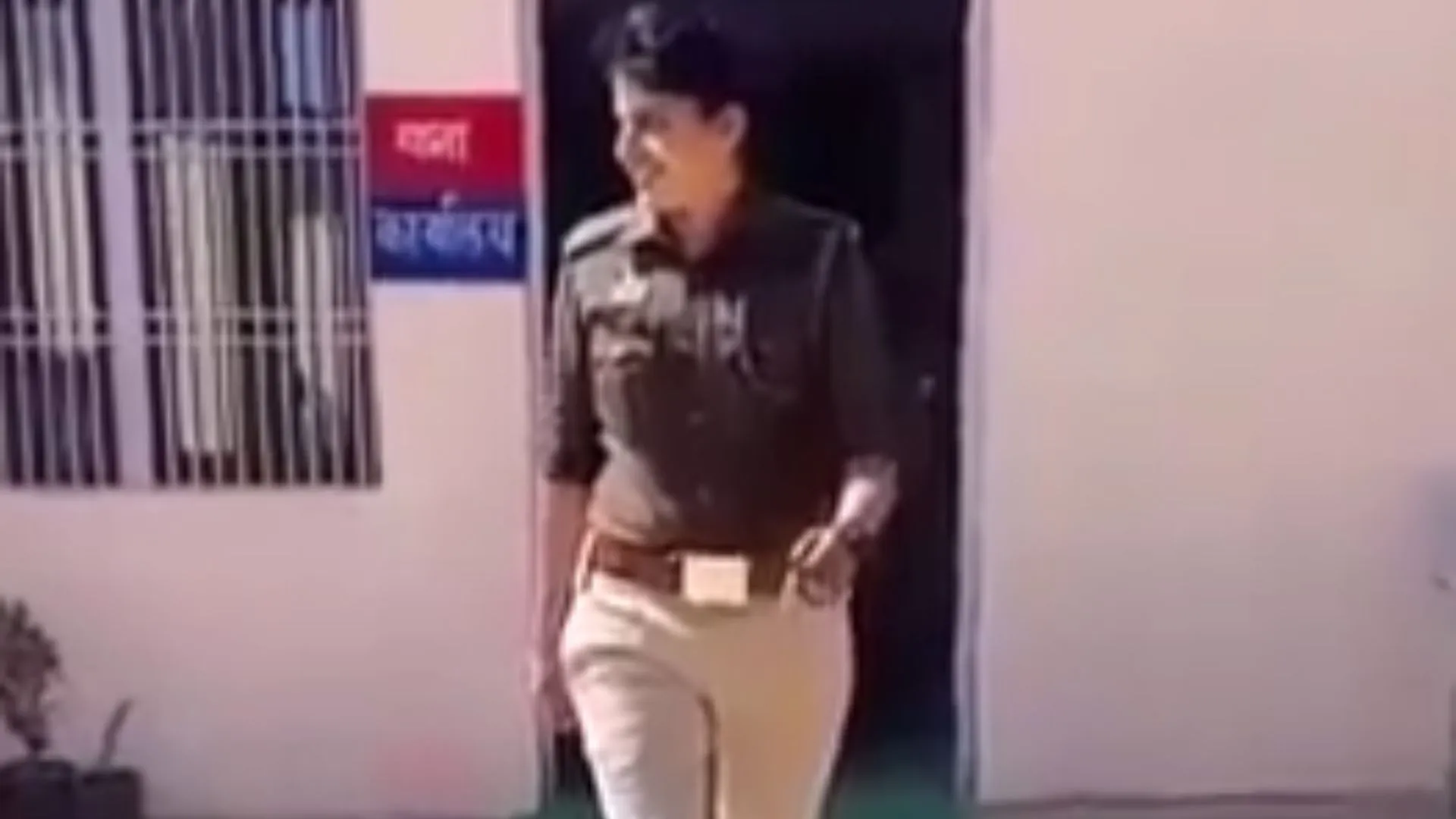 आगरा: महिला सिपाही को वर्दी पहनकर रील बनाना पड़ा भारी, हुई लाइन हाजिर, देखें VIDEO 