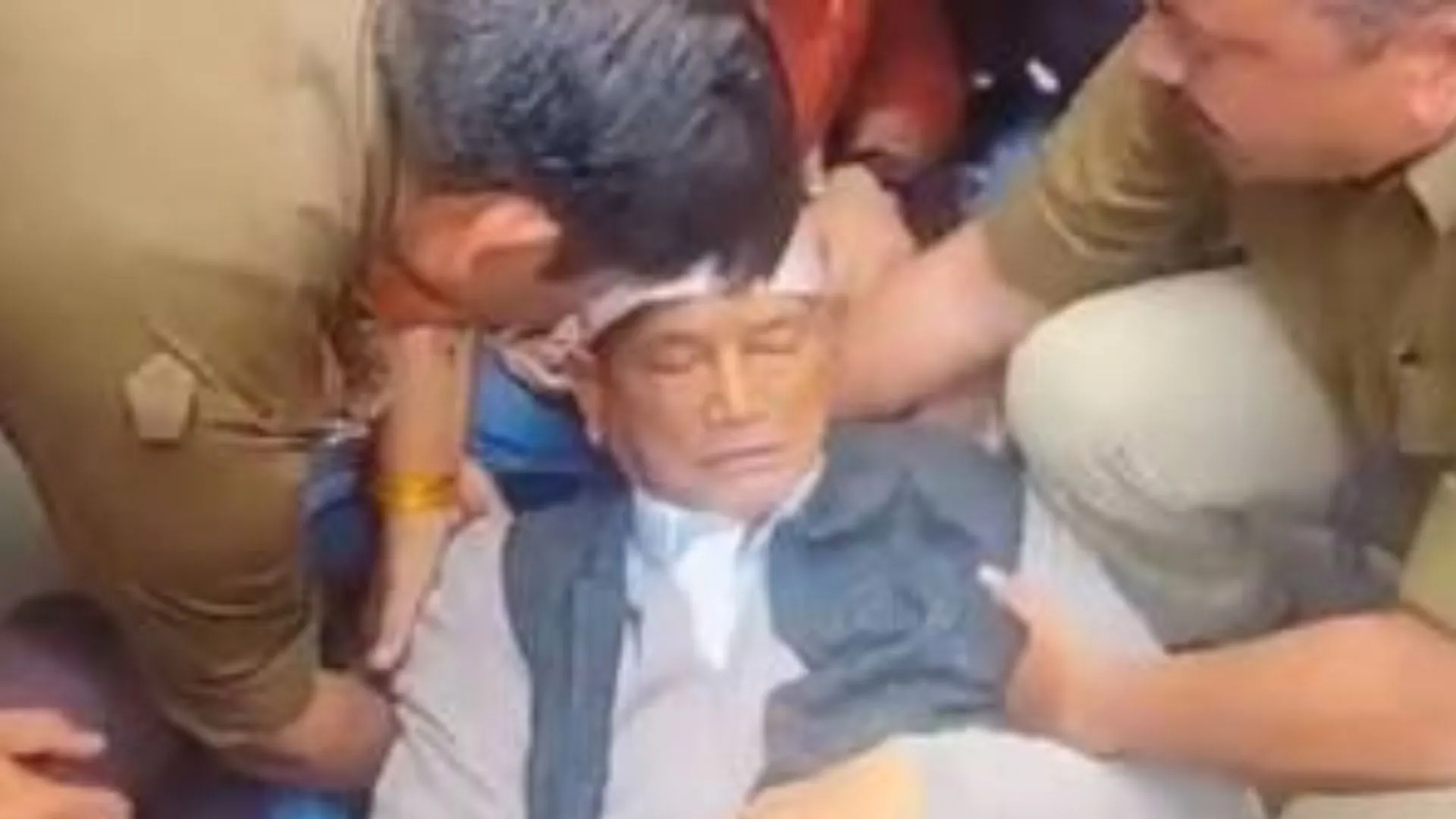 VIDEO : Uttarakhand के पूर्व CM हरीश रावत की बिगड़ी हालत, छात्रों के साथ धरना देते वक्त हुए बेहोश