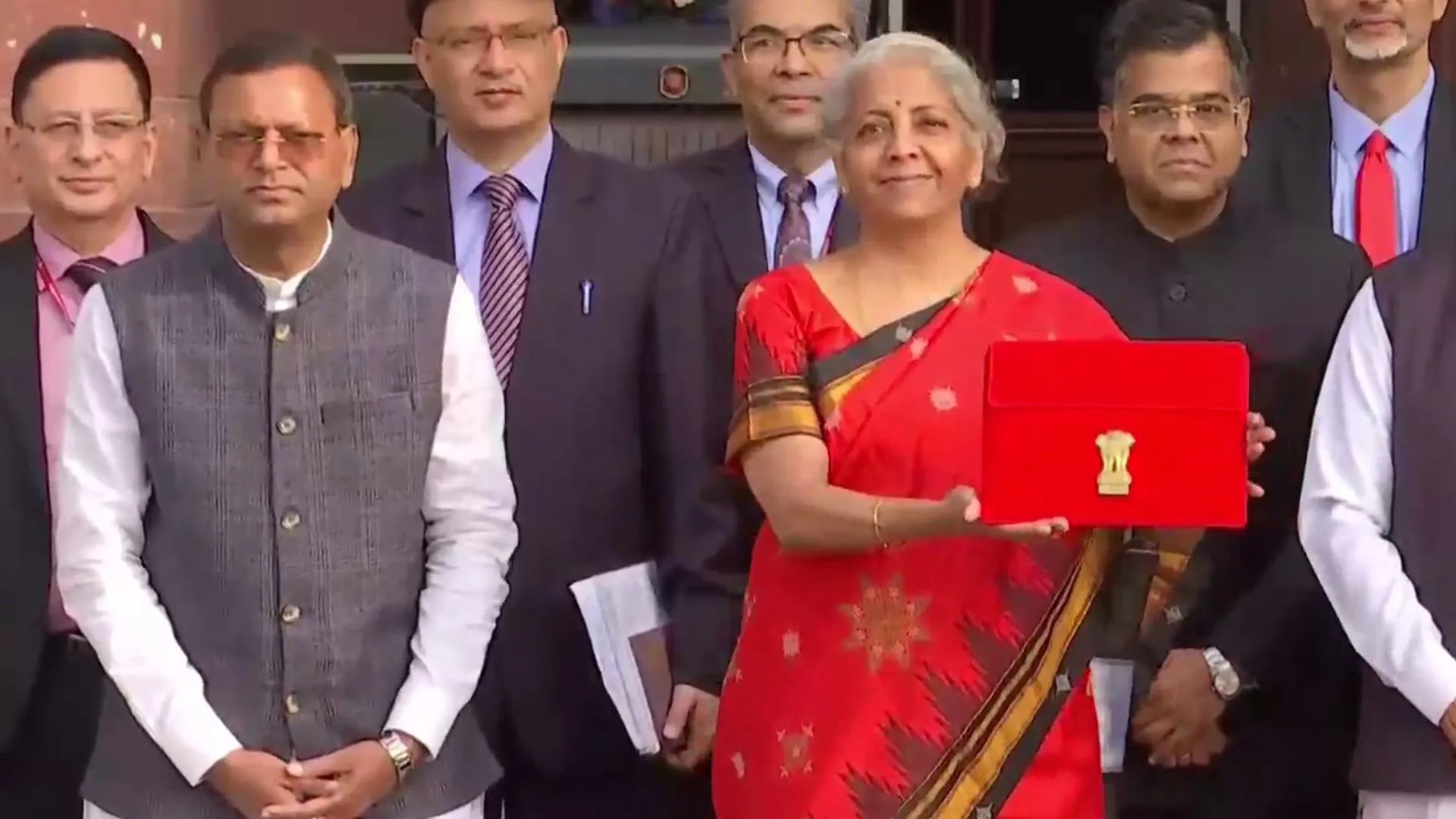 Budget 2023 : बजट पेश करने से पहले टैबलेट संग वित्त मंत्री सीतारमण, लोग बोले- 2 सालों से आम आदमी पर बोझ बढ़ा 
