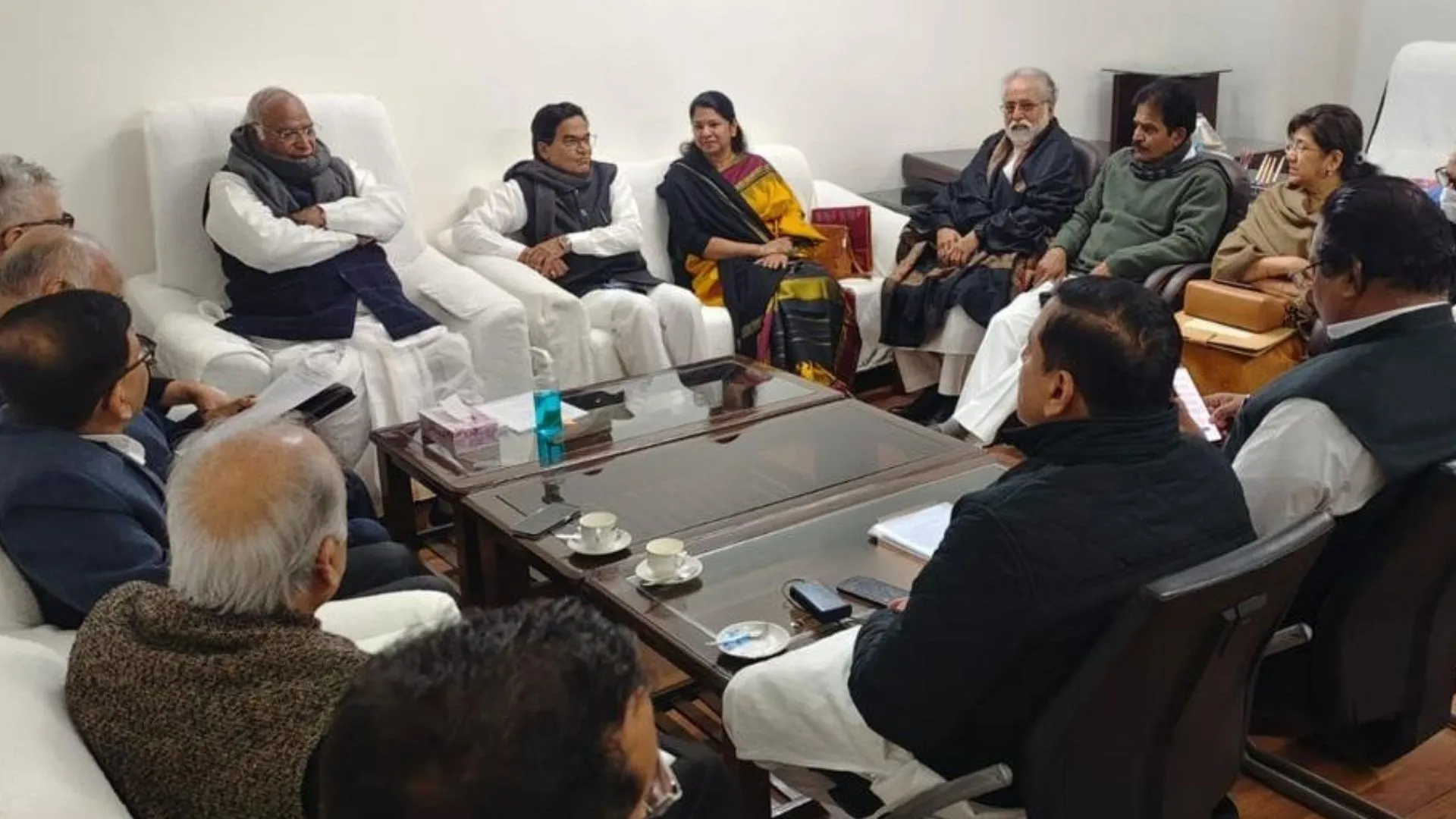 Parliament Budget Session : विपक्षी दलों ने बजट सत्र में सरकार को घेरने की रणनीति को लेकर बैठक की 