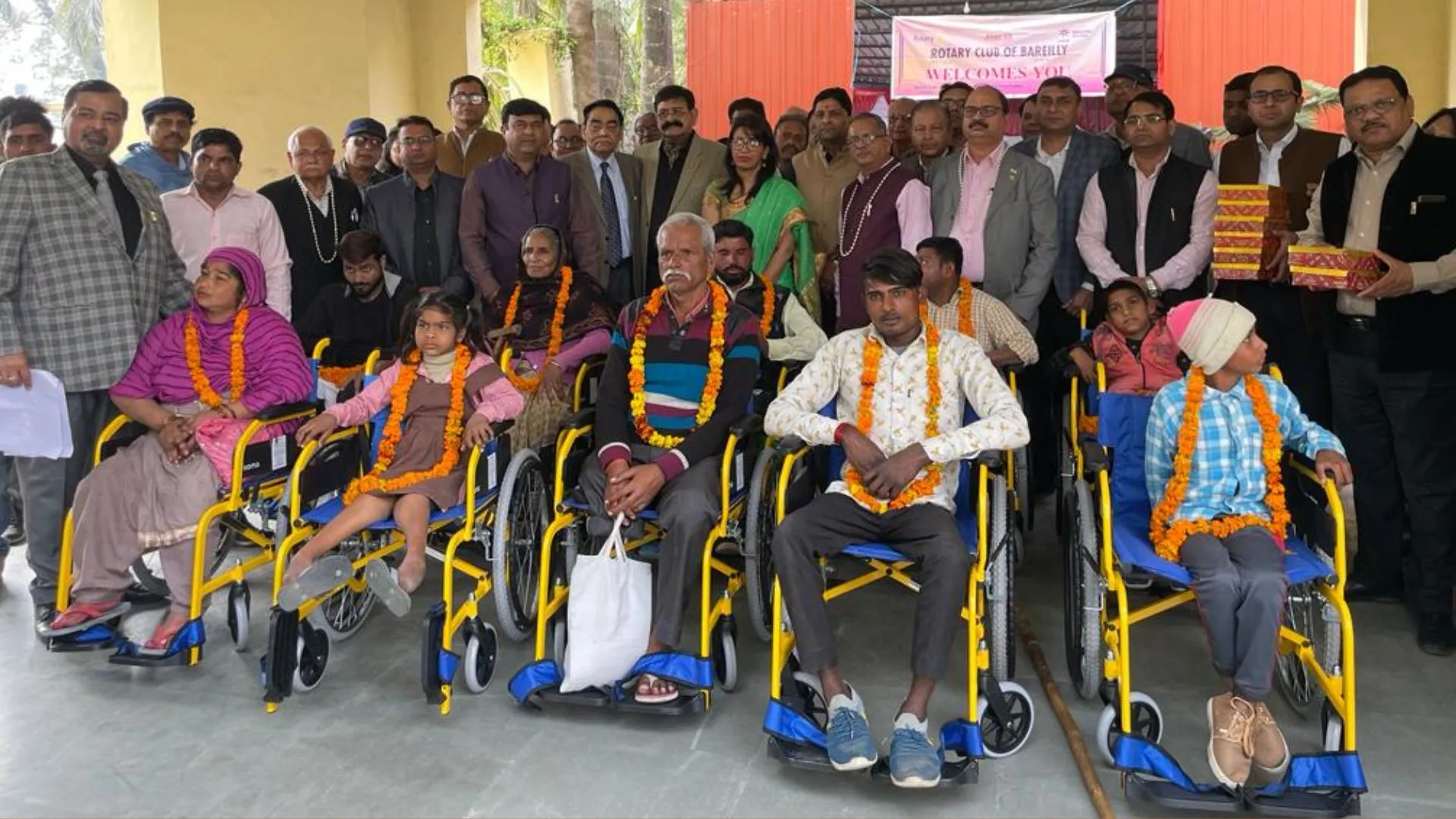 बरेली : प्रोजेक्ट करुणा के तहत मंडलायुक्त ने दिव्यांगों को वितरित किए व्हीलचेयर, देखें VIDEO