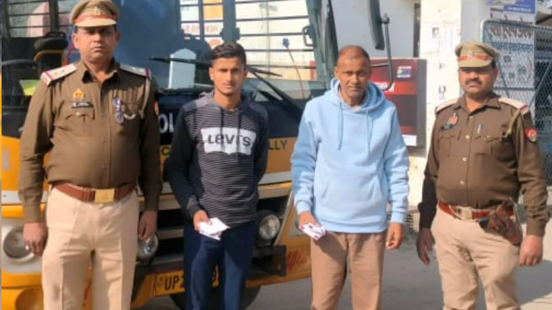 बरेली: स्कूल की बस से कर रहे थे बाप-बेटे स्मैक तस्करी, पुलिस ने रंगे हाथ दबोचा