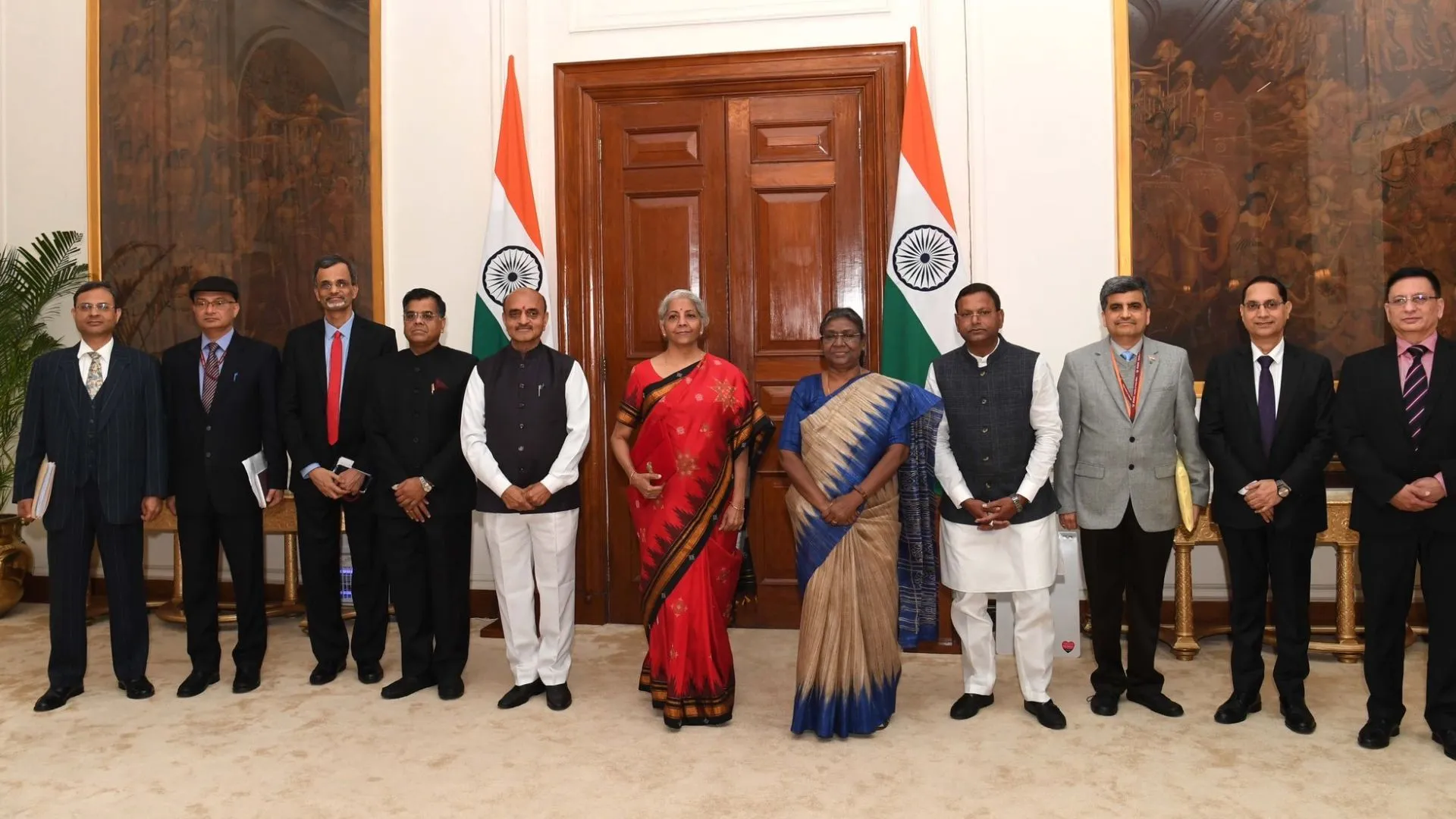 Budget 2023 : वित्त मंत्री निर्मला सीतारमण ने बजट पेश करने से पहले राष्ट्रपति से मुलाकात की 