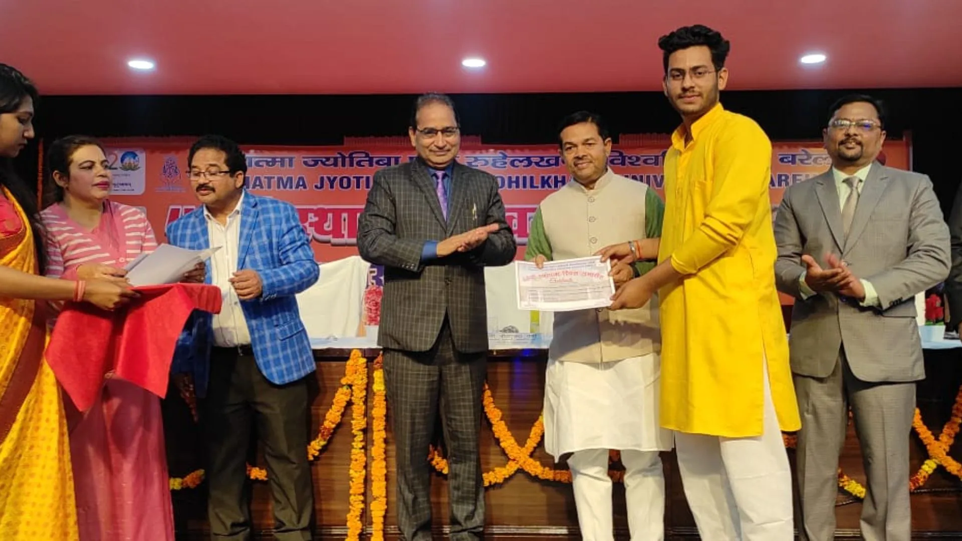 बरेली : MJP Rohilkhand University के 48वें स्थापना दिवस पर छात्र-छात्राएं सम्मानित