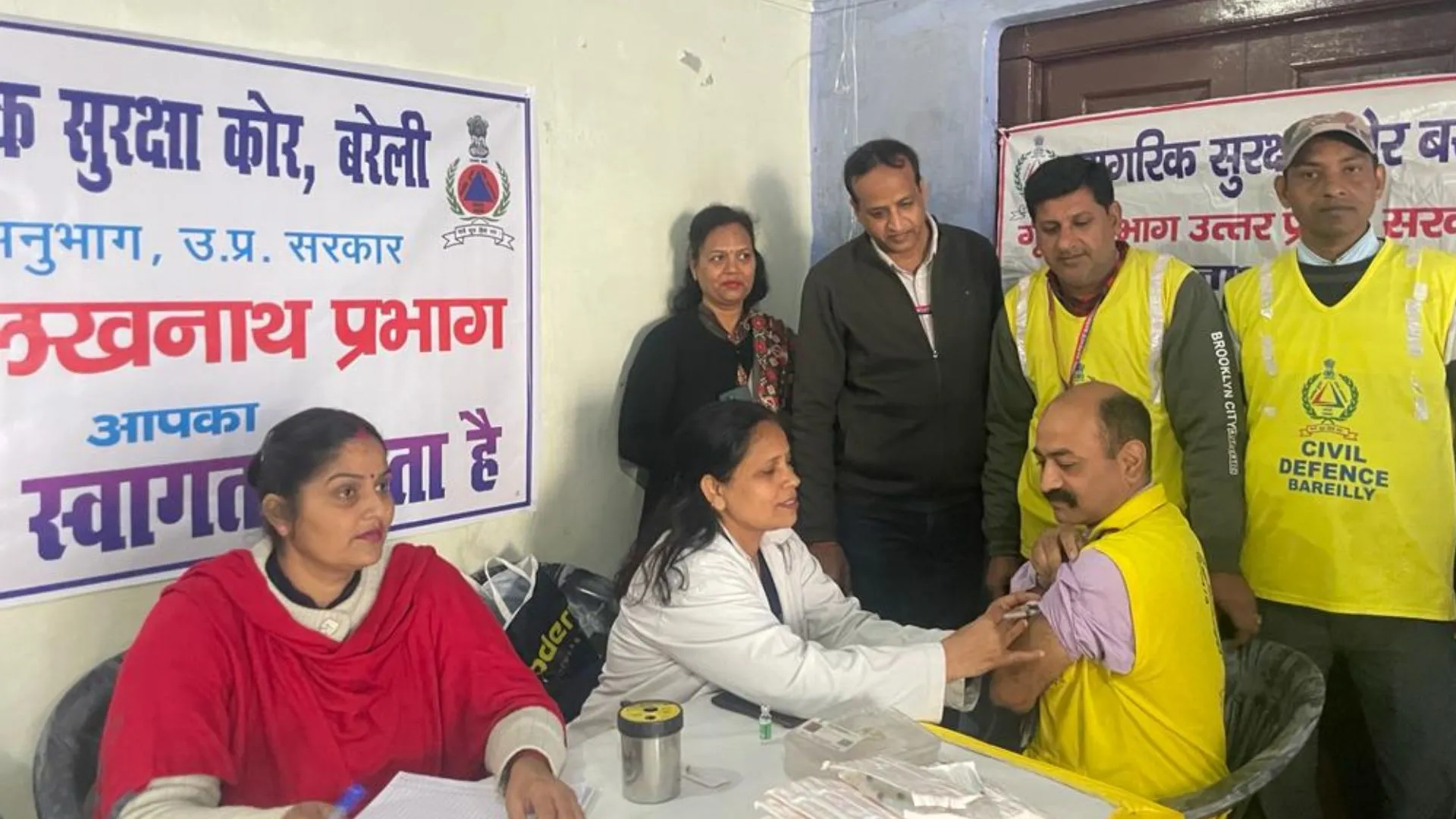बरेली : सिविल डिफेंस ने लगाया वैक्सिनेशन कैंप, लगाई जा रहीं बूस्टर डोज