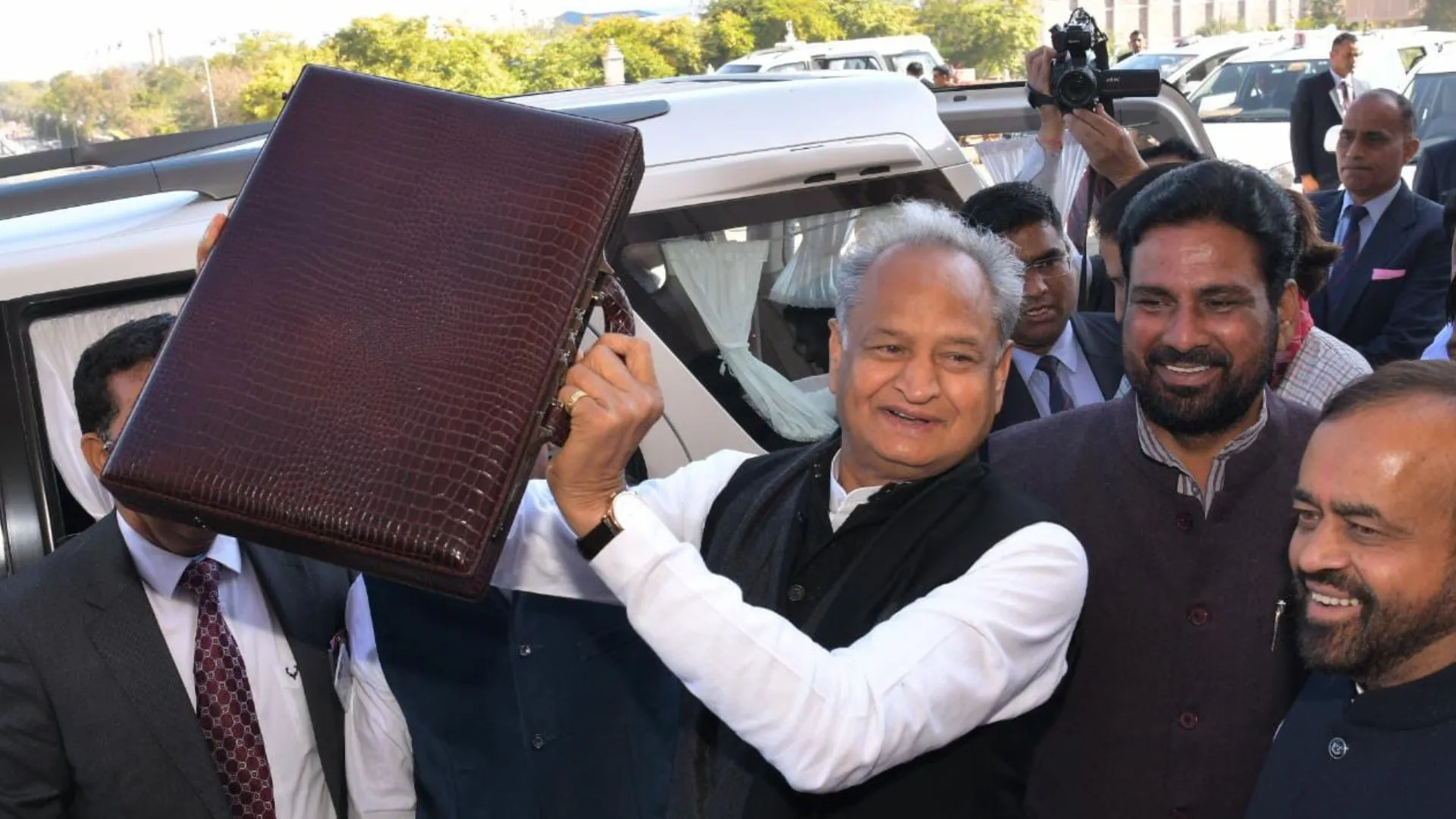 Video : CM गहलोत पढ़ने लगे पिछले साल का बजट, विपक्ष का जोरदार हंगामा, वसुंधरा बोलीं- ये इतिहास में पहली बार हुआ 