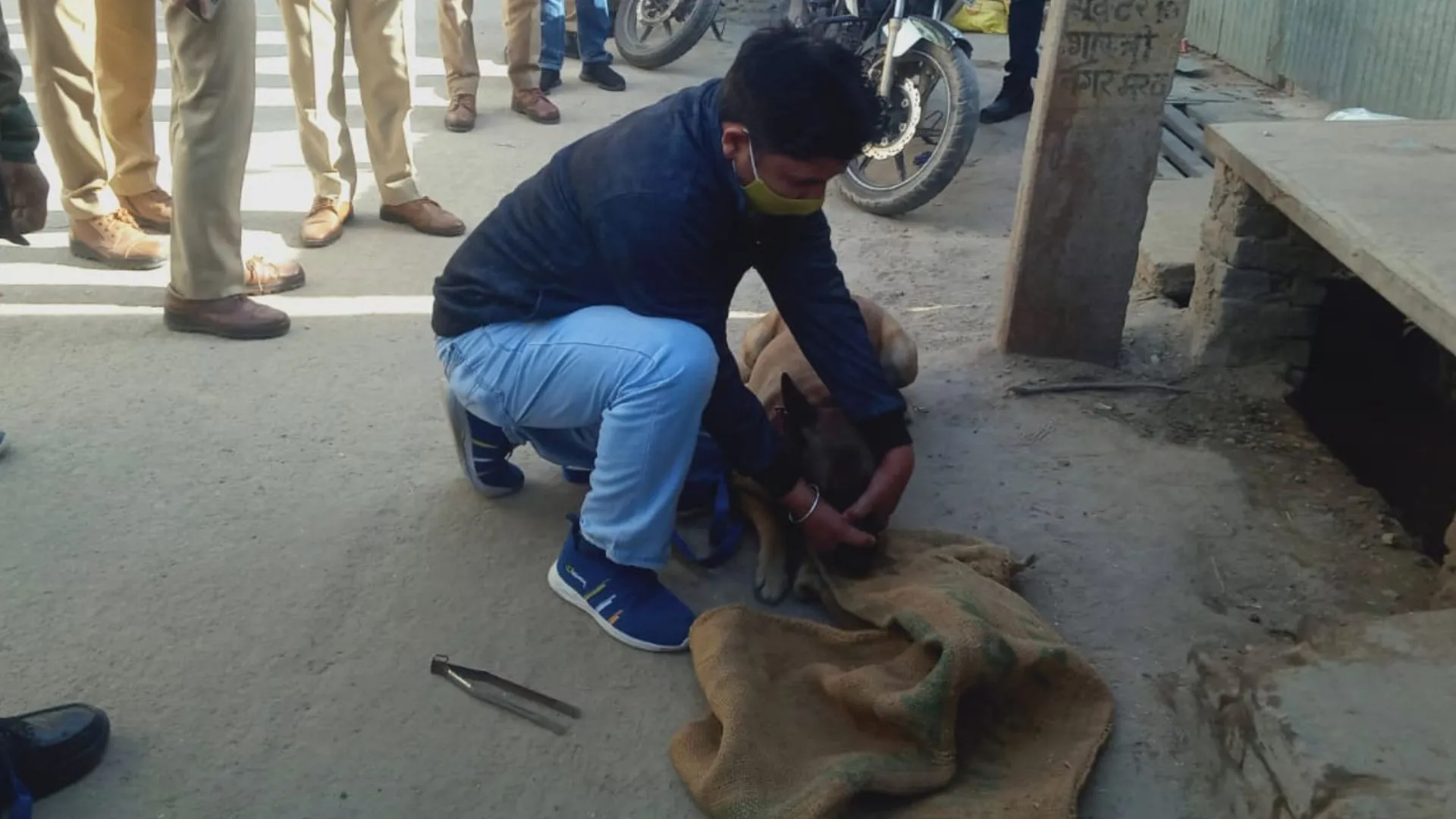 मेरठ : सड़क पर बोरे में बंद पड़ा मिला महिला का शव, CCTV कैमरे में सिर पर बोरा लाता दिख रहा युवक