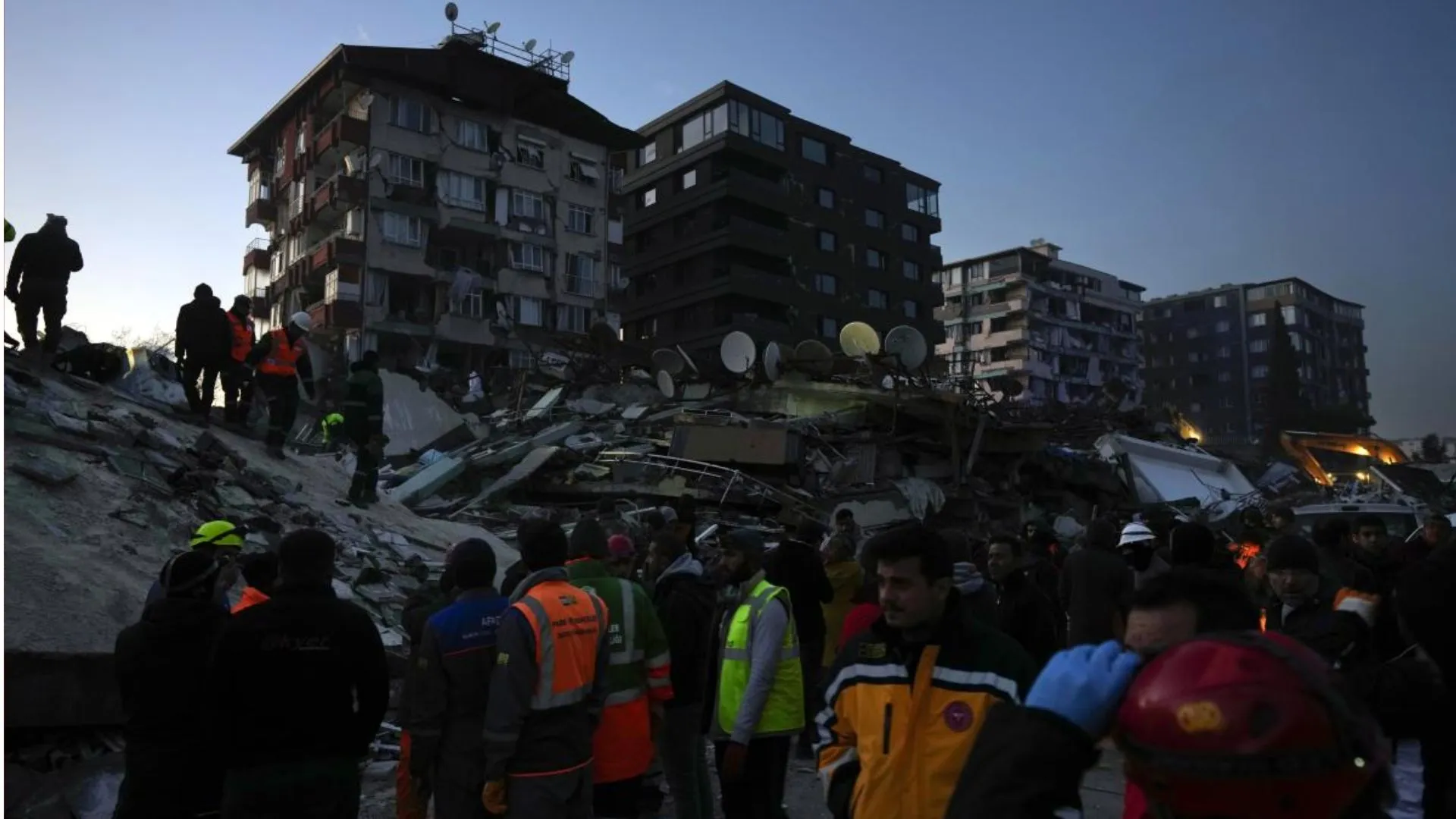 Earthquake : तुर्किए और सीरिया में मौतों का आंकड़ा 15 हजार के पार, मलबे में शवों की तलाश जारी 