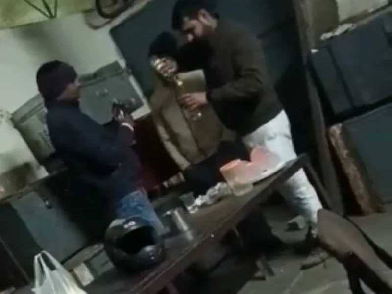 लखनऊ : बिजली घर में शराब पीने वाले संविदा कर्मी बर्खास्त 