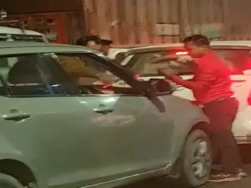 लखनऊ : 'जाम' में जाम छलका रहे युवक, वीडियो वायरल