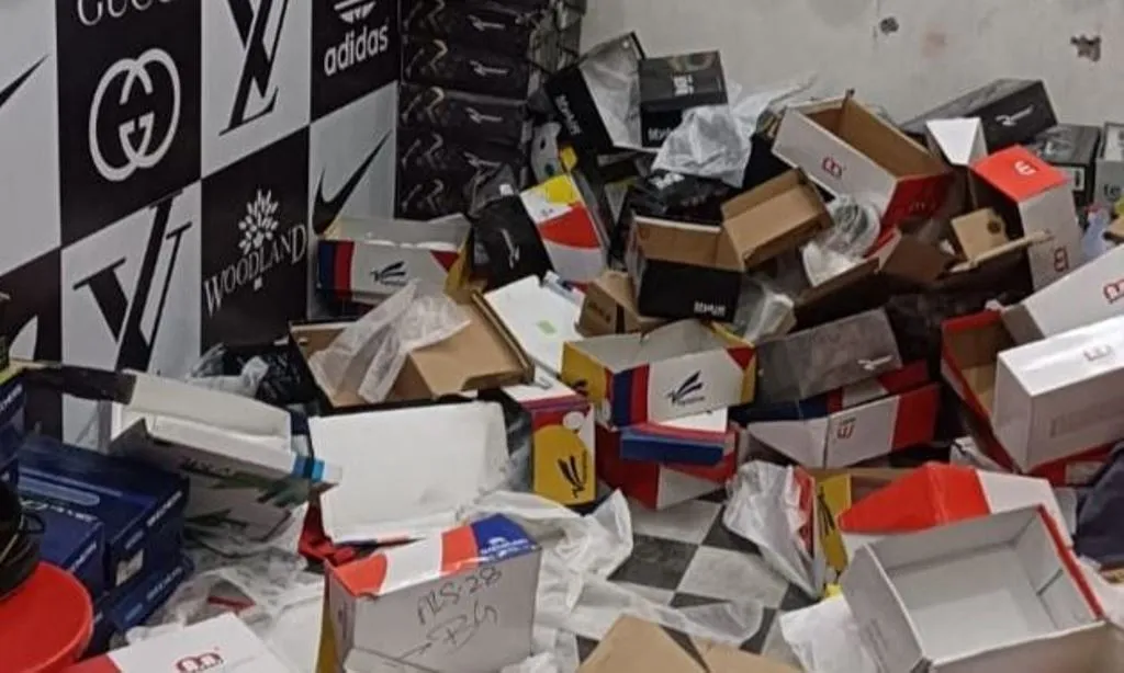 मेरठ: बोरे में भरकर 300 जोड़ी जूते चोरी करके ले गए चोर, घटना CCTV में कैद 