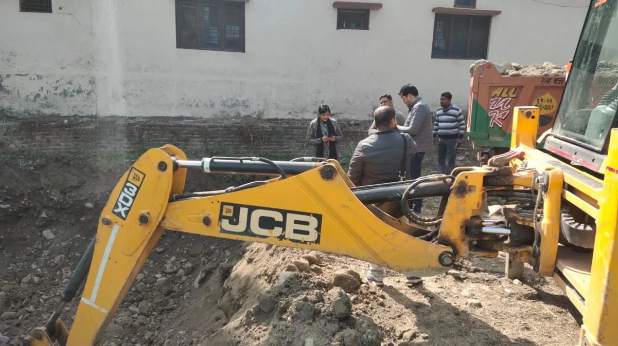 हल्द्वानीः दमुवाढूंगा में अवैध ढंग से खोदे बेसमेंट पर जुर्माना, जेसीबी सीज