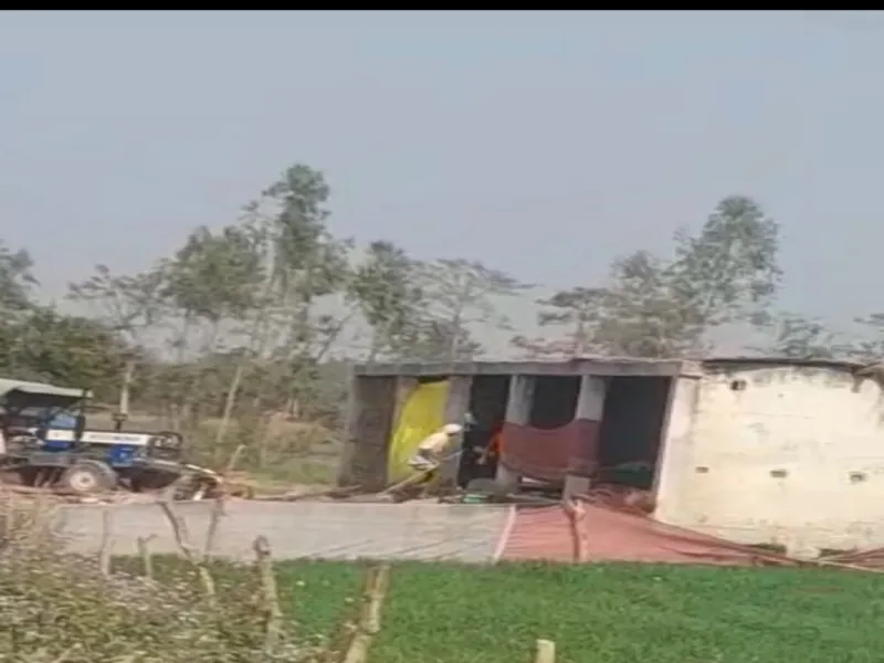 बहराइच : दबंगों ने ट्रैक्टर से टक्कर मारकर गिरा दिया मकान, दंपत्ति समेत पांच घायल