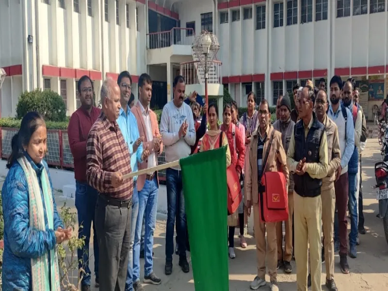 अयोध्या : मिस्ड कॉल पर डाकिये सुकन्या खाता खोलने पहुंच रहे घर