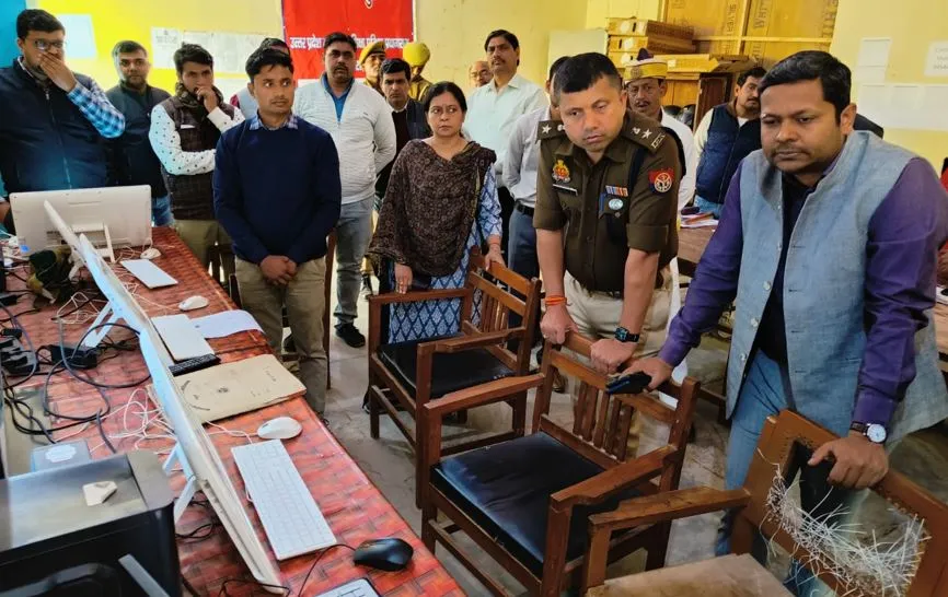 मथुरा: डीएम-एसएसपी ने बोर्ड परीक्षाओं की तैयारियों का किया निरीक्षण, कंट्रोल रूम और प्रश्नपत्र रखे सील कमरों की देखी सुरक्षा 