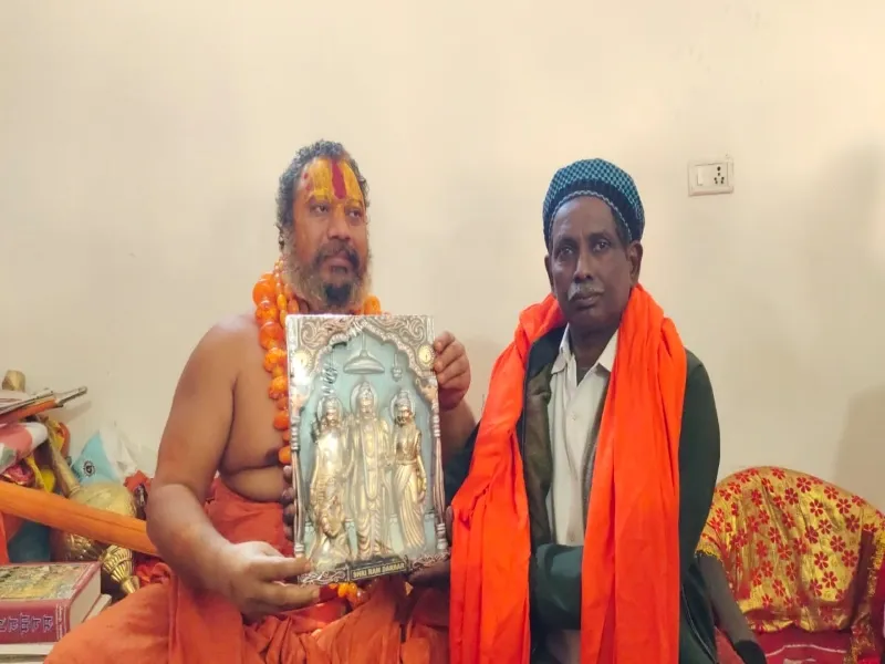 अयोध्या : समान नागरिक संहिता का समर्थन करने पर परमहंस ने इकबाल को किया सम्मानित 