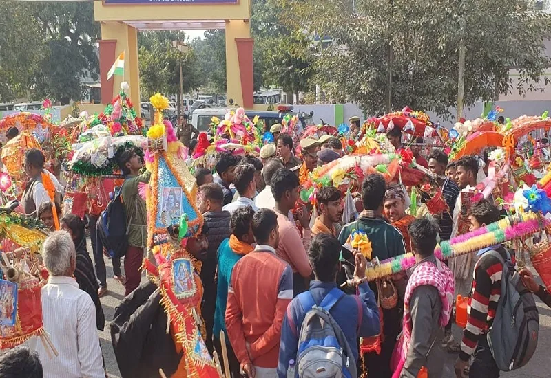 अमरोहा : कार की टक्कर से दो कांवड़िये घायल, थाने के सामने हंगामा   