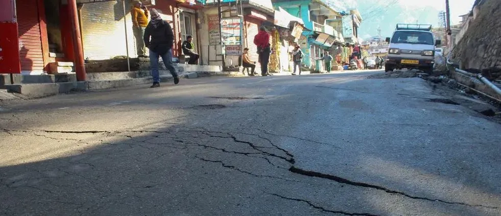 Joshimath Crisis: चारधाम यात्रा से पहले जोशीमठ में फिर से दिखीं दरारें, लोग भयभीत