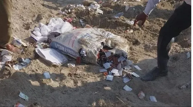 हरिद्वारः एसडीएम ने बैरागी कैंप क्षेत्र में मारा छापा, गड्ढे में दबी मिलीं भारी मात्रा में सरकारी दवाएं