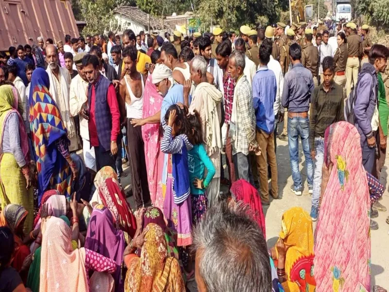 बांदा : बेकाबू ट्रक गुमटी में जा घुसा, एक बच्चे की मौत, चार घायल