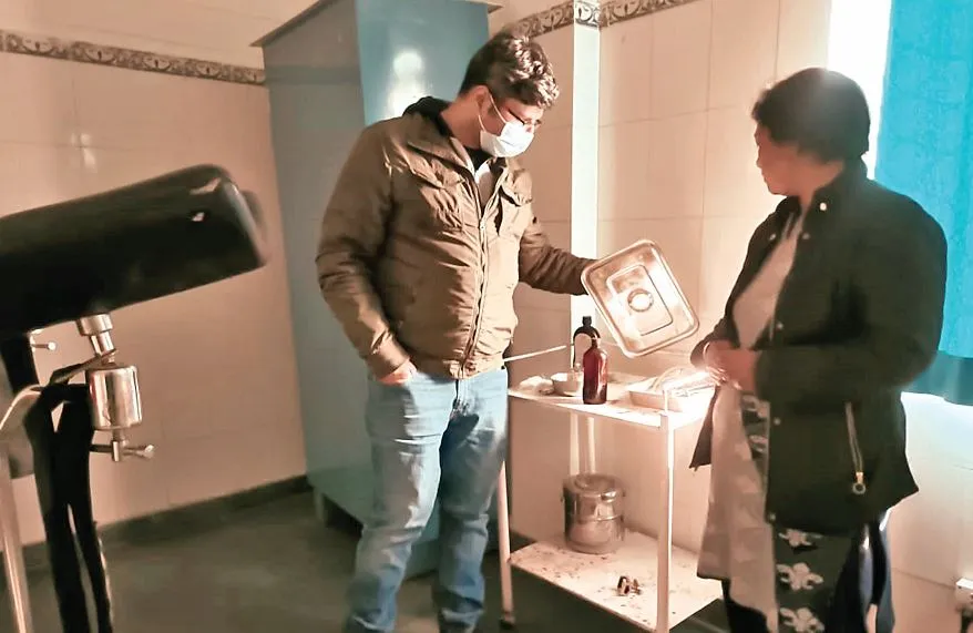 कालाढूंगीः अस्पताल में सीडीओ का छापा, नहीं मिले डॉक्टर, अब होगी कार्रवाई 