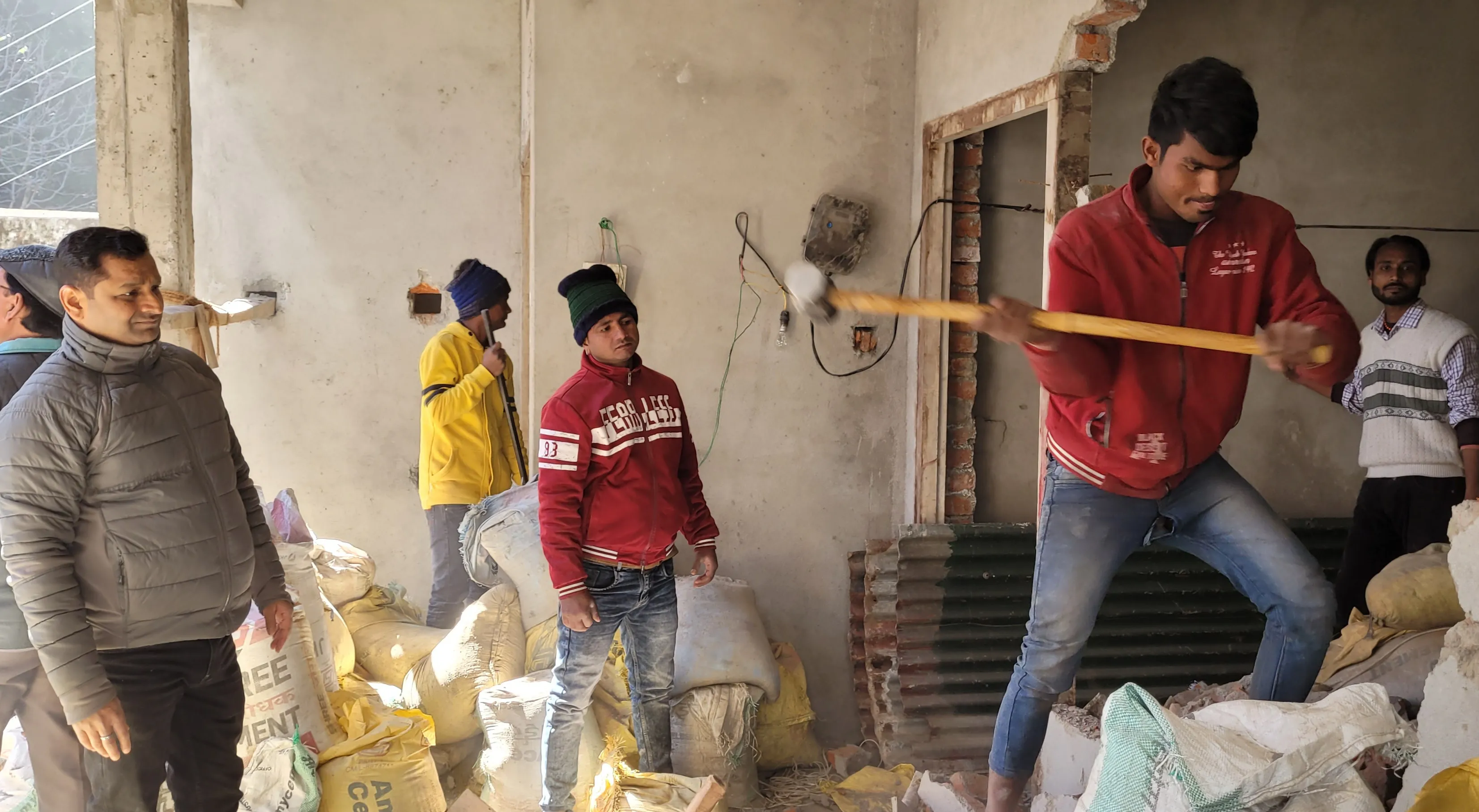 नैनीताल में प्राधिकरण की सबसे बड़ी कार्रवाई तीन मंजिला निर्माणाधीन भवन किया ध्वस्त।