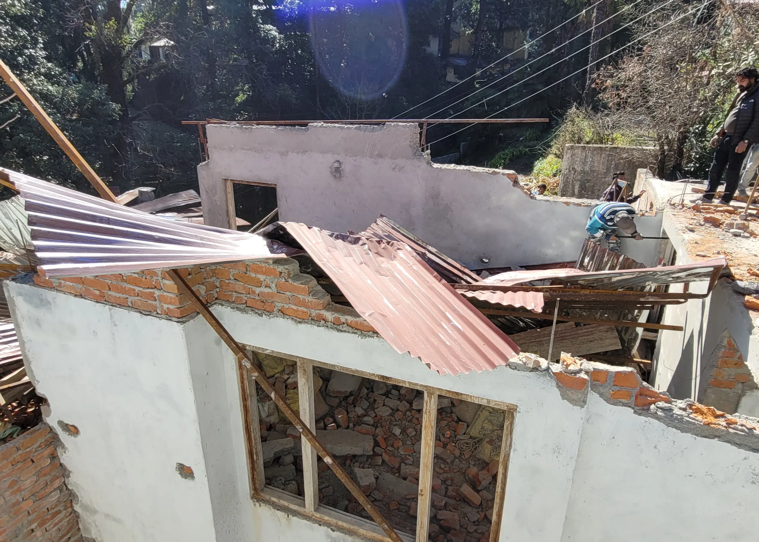 नैनीताल: तीन मंजिला निर्माणाधीन भवन किया ध्वस्त