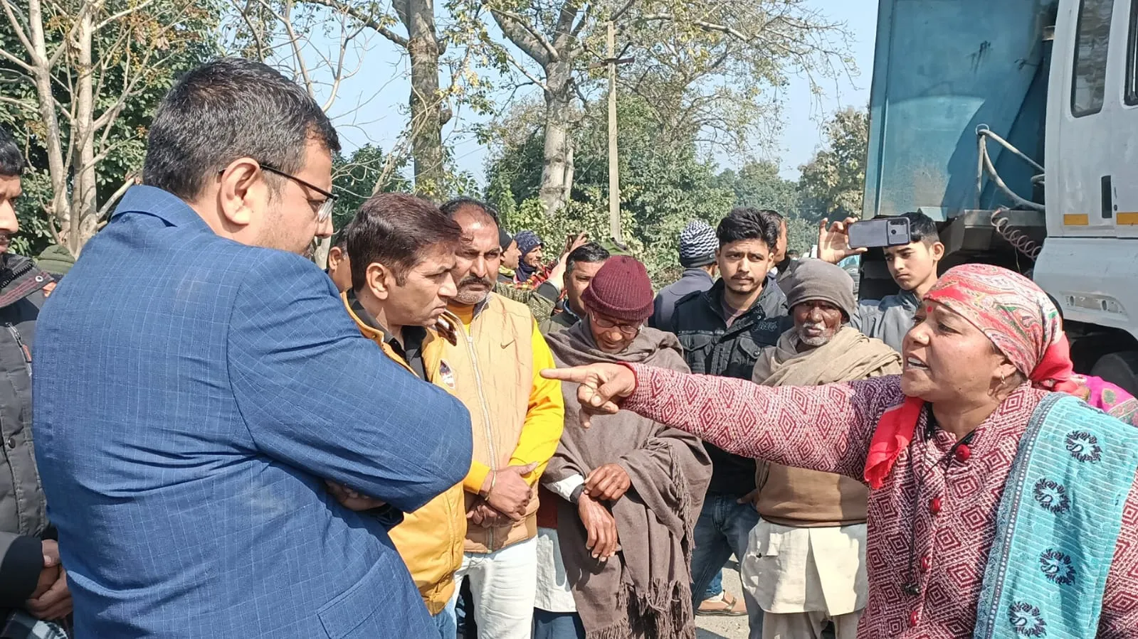 रामनगरः चालक की लापरवाही से घर में घुसा डंपर, गुस्साए लोगों ने किया प्रदर्शन                                                    