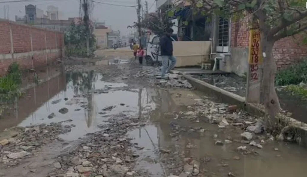 बरेली: मुंशी नगर के बाशिंदे सड़क को लेकर परेशान, कई बार शिकायत के बाद भी नगर निगम के अधिकारियों ने नहीं ली सुध